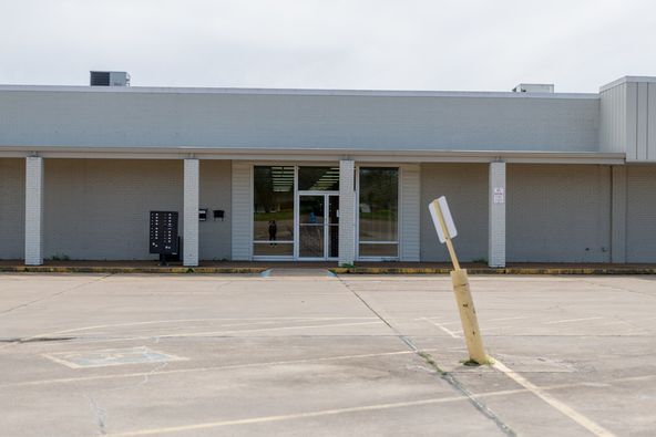 Brooklyn Shopping Center: 923-951 East College Street, Pulaski, TN 38478